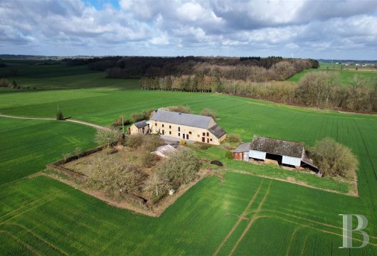 Dans le Condroz, aux environs de Namur et Ciney, une ancienne ferme et son domaine de 15 hectares