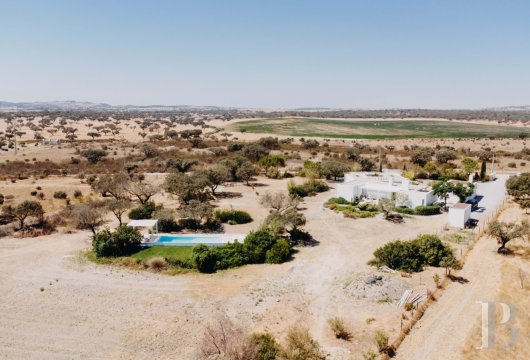 Dans l'Alentejo, proche de la ville médiévale de Monsaraz, une maison contemporaine, sur un domaine de 2 ha avec piscine