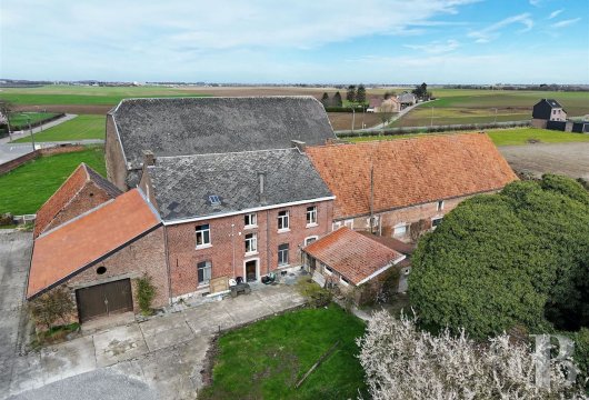 Entre Huy et Waremme, en Wallonie, une ferme des 18 et 19 e s., sur plus de 370 m² habitables