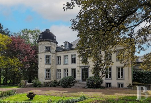 En Wallonie, dans la province de Hainaut, un château et ses dépendances, dans un domaine de 10 ha