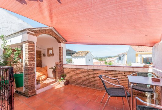 Dans un village typique de l'Alentejo, une maison traditionnelle de style mauresque