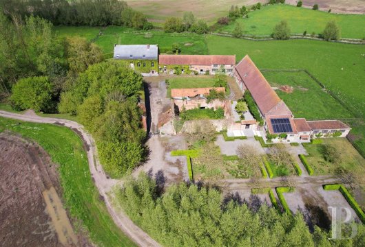 Proche de Mons et de la frontière, sur un domaine de 6 ha, une ferme en carré et son ancien cloître d'abbaye