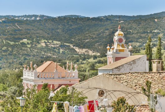 Dans le centre historique d'Estoi, en Algarve, une bâtisse du 19e s, avec 30 chambres à rénover et un jardin de 1600 m²