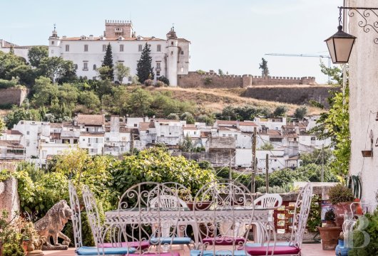Dans le centre historique d'Estremoz, une maison de ville, avec vue sur le château