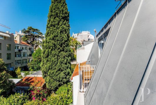 À Lisbonne, dans le quartier recherché de Lapa, un appartement rénové, lumineux et spacieux