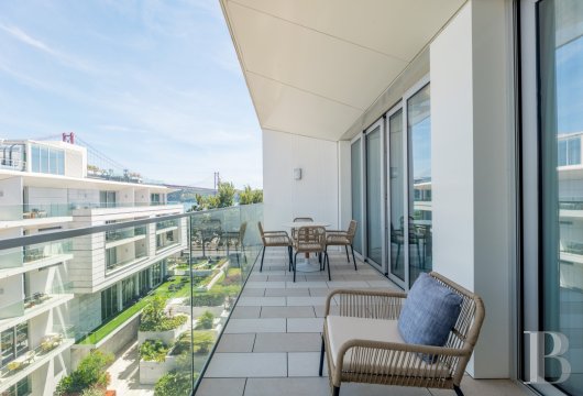 À Lisbonne, dans le quartier d'Alcântara, un appartement touristique, dans un immeuble neuf
