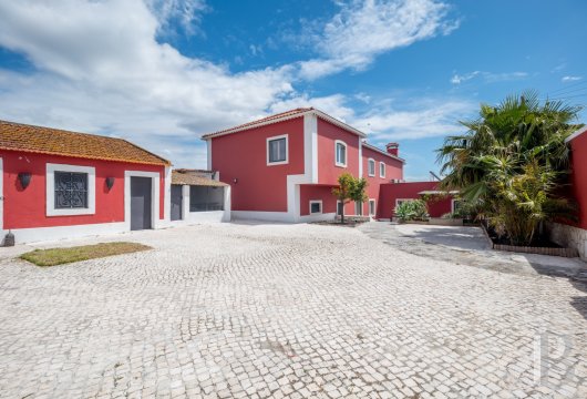 À Trafaria, dans le quartier de Setúbal, une élégante villa avec vue sur le Tage et la ville de Lisbonne
