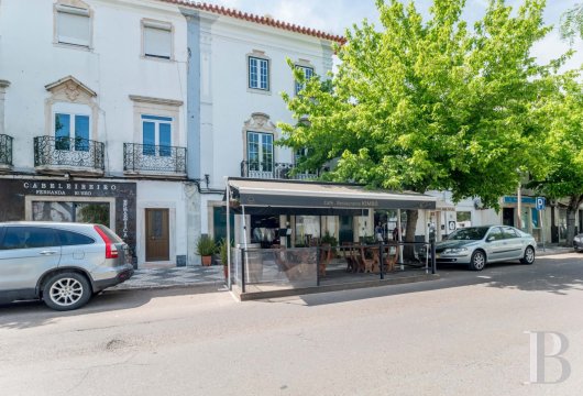 Au centre-ville d'Estremoz, dans l'Alentejo, une bâtisse avec restaurant, à rénover