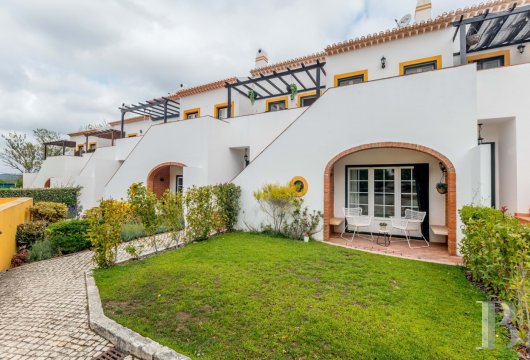 Dans une copropriété, près de la Serra da Arrábida, une maison de trois chambres avec piscine
