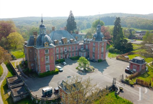 Entre Liège et Namur, dans la vallée de la Meuse, un château des 18e et 19e s., sur un domaine de plus de 3 ...