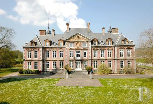 Entre Liège et Namur, dans la vallée de la Meuse, un château des 18e et 19e s., sur un domaine de plus de 3 ...