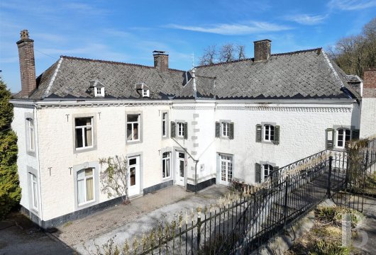 Dans la province de Namur, une maison historique et son clocher 