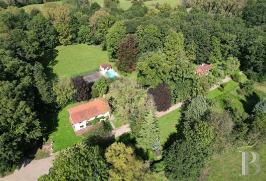 A 30 minutes du centre de Bruxelles, une maison de campagne, son terrain d'environ 6.5 ha et sa piscine 