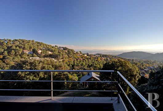En Catalogne, une élégante villa contemporaine d'environ 965m², son jardin et sa piscine 