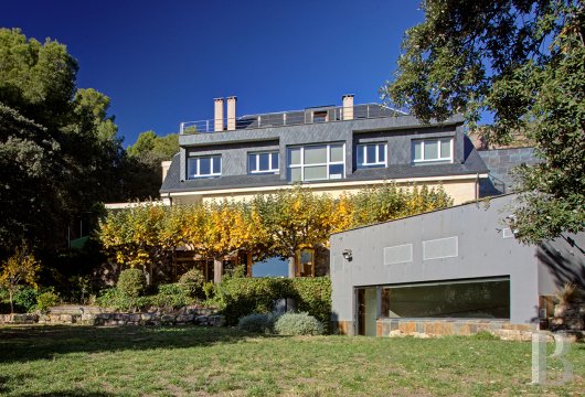 En Catalogne, une élégante villa contemporaine d'environ 965m², son jardin et sa piscine 