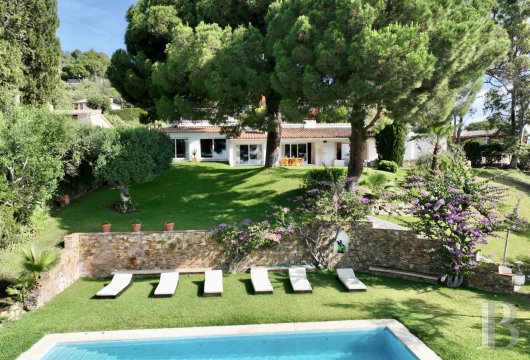 À 45 minutes de Girone, une villa méditerranéenne, sa piscine et son jardin d'environ 500m²