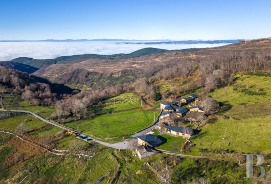 En Galice, dans la Ribeira Sacra,  un ensemble de bâtisses traditionnelles en pierre avec vue panoramique, sur ...