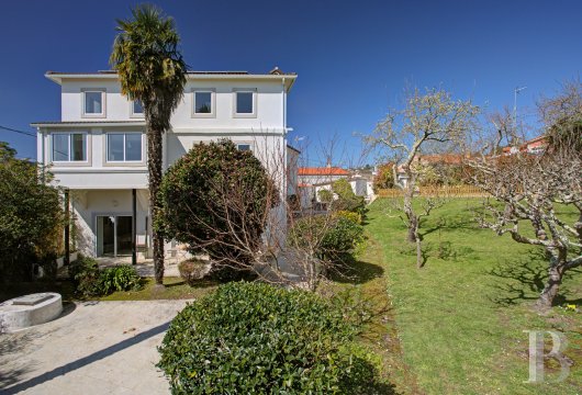 En Galice,  aux portes de La Corogne et de l'Atlantique, une villa centenaire soigneusement restaurée, avec jardin ...