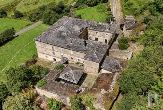 À 40 min d'Oviedo, en Asturies occidentales, entre reliefs montagneux et littoral, un manoir fortifié du 18e ...