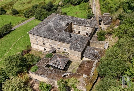 À 40 min d'Oviedo, en Asturies occidentales, entre reliefs montagneux et littoral, un manoir fortifié du 18e ...