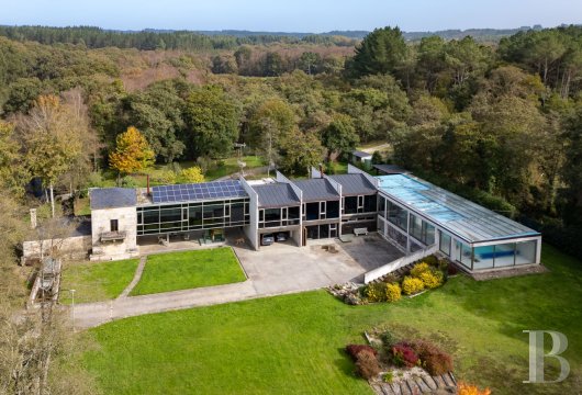 En bordure de deux rivières, près de Friol, une propriété autonome alliant habitation moderne et moulin producteur ...