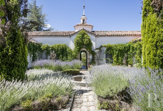 Aux portes de Madrid,  un domaine avec sa chapelle, ses dépendances, son parc de 12 ha dans l'environnement préservé ...