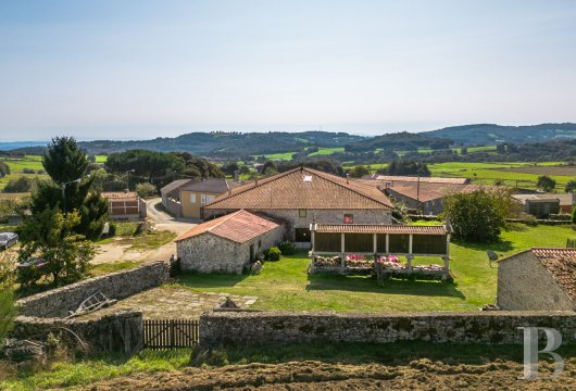 Dans les vallées de Galice, près de Chantada, une ancienne ferme de pierre restaurée, ses dépendances agricoles ...