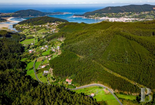 En Galice, Rías Altas, à 25 km de Ferrol, une demeure de pierre, son parc boisé de 3 000 m²
