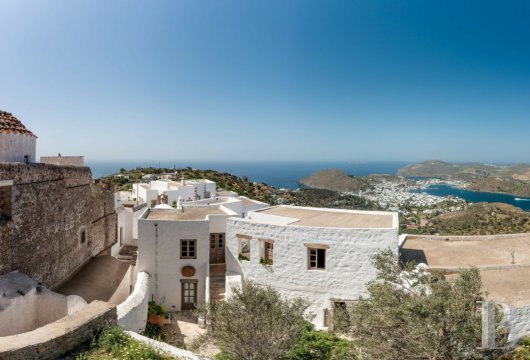 Aux abords du monastère de Patmos, une demeure de maître sur trois niveaux et ses terrasses face à la mer Égée