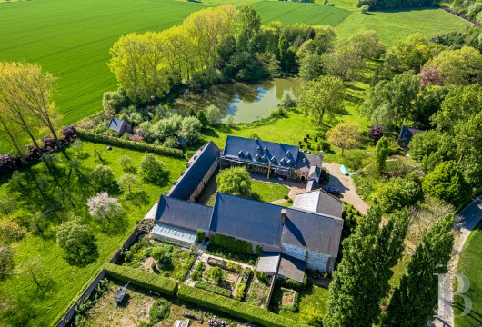 À Longueville, une ferme-château en brique rouge, ses dépendances et son domaine de 7 ha avec étangs