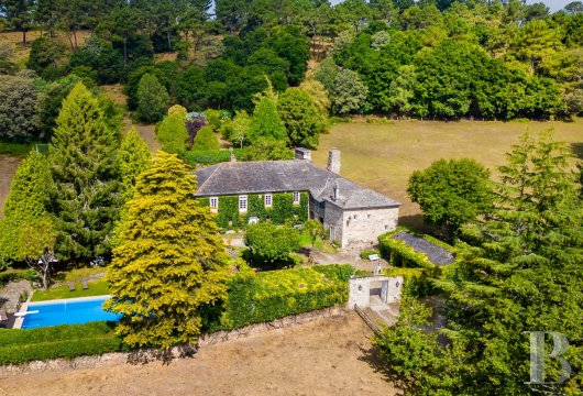 Dans la campagne galicienne, un ancien domaine seigneurial et sa chapelle sur une vaste propriété agricole