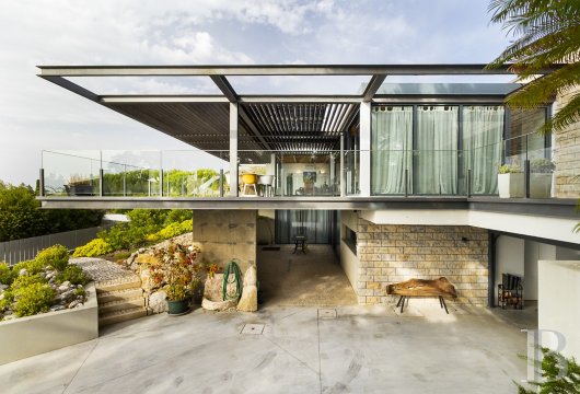 Dans le parc naturel de l'Arrábida, une villa contemporaine face aux collines boisées
