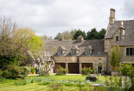 Dans un village historique des Cotswolds, un manoir du 13e siècle aux éléments médiévaux et Tudor préservés, ...
