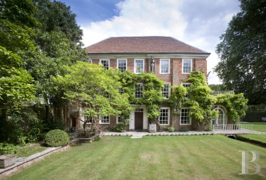 Dans le Hampshire, à Winchester, sur l'emplacement d'un ancien monastère, une demeure historique en brique rouge ...