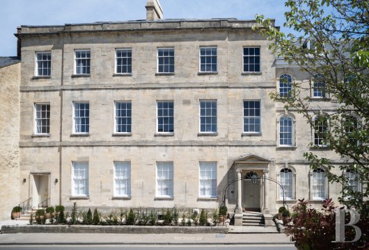 Entre Londres et Bristol, dans l'ancienne capitale des Cotswolds,  anglaise, trois maisons de ville géorgiennes ...