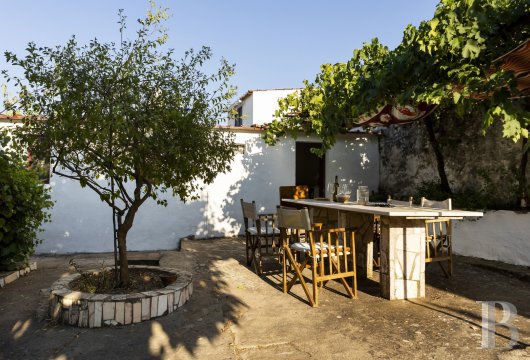 Dans une rue historique d'Estremoz, une demeure du 16e s. aux murs chargés d'histoire littéraire