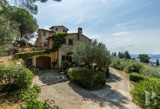 Sur les hauteurs de Settignano, dominant Florence, une villa historique avec tour et parc paysager de 5000 m²