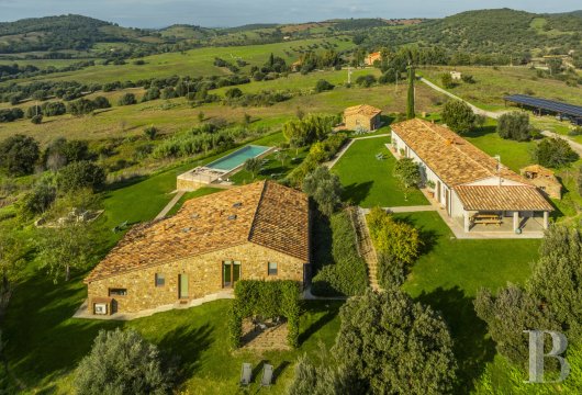 Aux portes de Campagnatico, une demeure toscane restaurée sur quarante-trois hectares avec oliveraie et dépendances ...