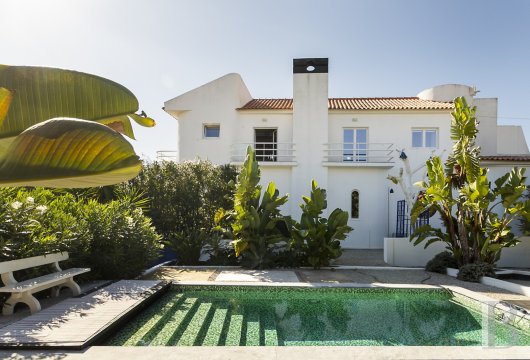 À 5 min des plages de Caparica, une villa d'architecte avec piscine et annexe