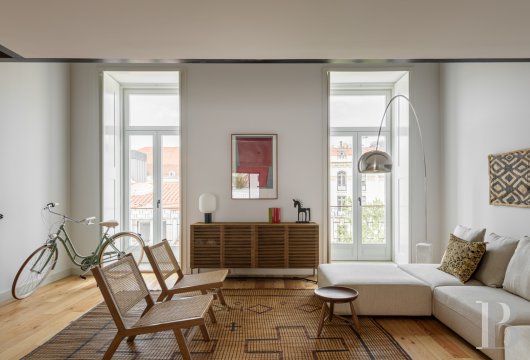 Au Largo do Intendente, un duplex contemporain signé Ana Costa avec balcon et mezzanine