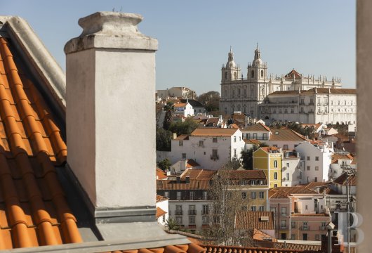 À quelques pas du château de São Jorge, à Lisbonne, un immeuble pombalin du XIXe siècle ancré dans sept siècles ...