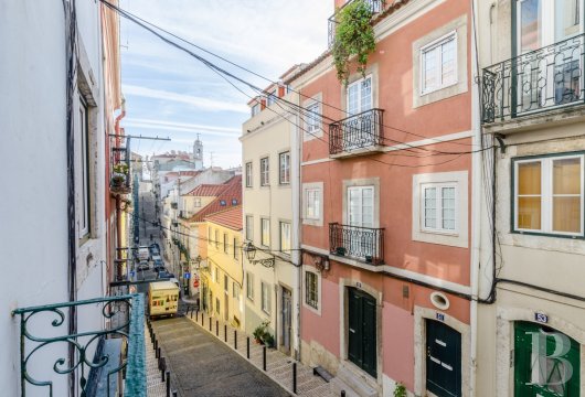 À Santa Catarina, au cœur de Lisbonne, un appartement rénové avec balcon.