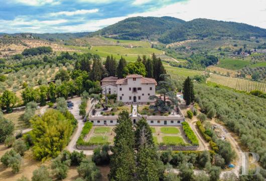 À proximité de Florence, une villa aristocratique restaurée, avec jardin à l’italienne, restaurant et 3 ha ...