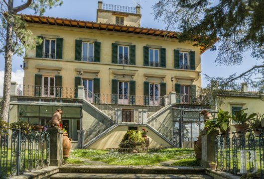 À Settignano, dans la colline florentine, une villa historique et son parc de 7 ha face à Florence