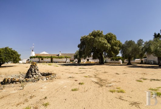 Aux portes d'Elvas, près du Guadiana, un domaine forestier de quatre-vingt-treize hectares, son corps de ferme ...