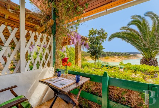 Entre Lisbonne et Faro, sur les rives du barrage de la rivière Mira, une propriété tournée vers l'accueil, ...
