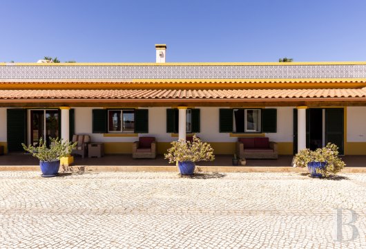 Près de Guia, dans l'arrière-pays d'Albufeira, une maison de plain-pied, son oliveraie de mille arbres et ses ...