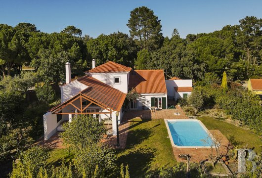Face au golf de Quinta do Peru, à Azeitão, une villa de quatre chambres avec piscine et jardin