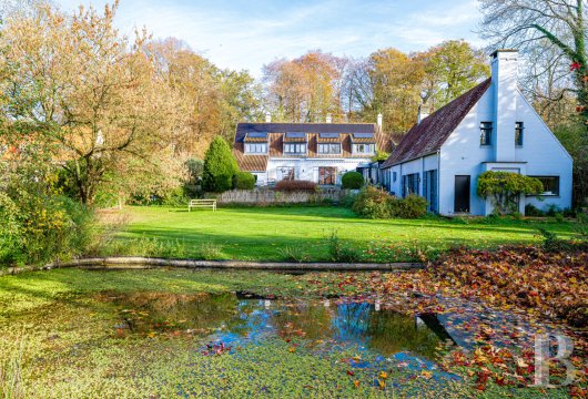 Dans un domaine privé et boisé du Brabant wallon, une villa avec étang, verger et piscine
