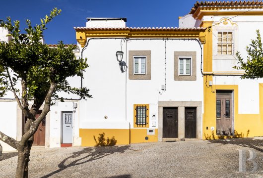 À Fronteira, face à une église du 16e s., une maison de village de 1723 avec cour et bassin